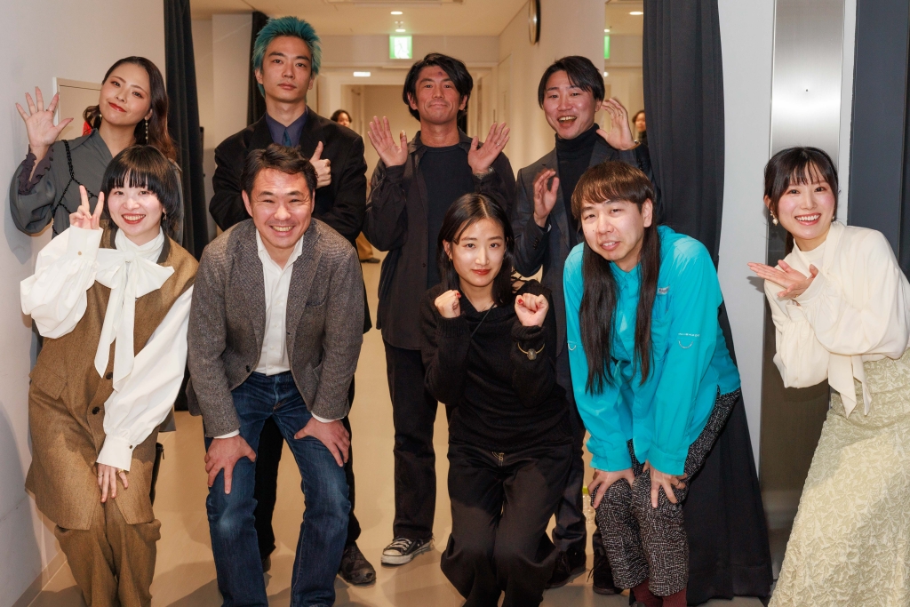 手を振るスタッフと参加者の集合写真