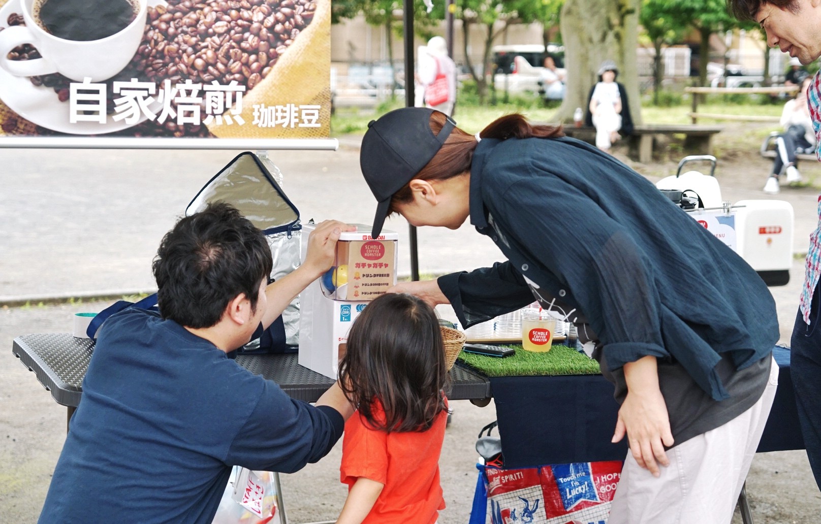 代沢せせらぎ公園の試行体験日に集まった来場者と芝生広場の様子（トップページスライド）